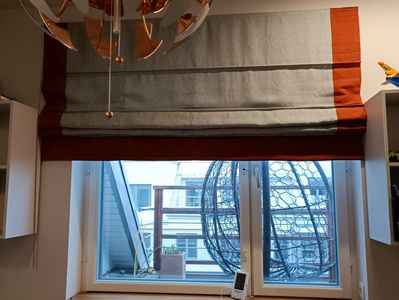 Римские шторы с окантовкой на проем окна в СПб